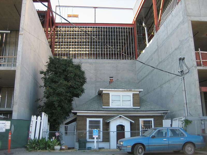 Illustration for article titled The Stubborn "Nail Houses" That Refuse to Get Demolished